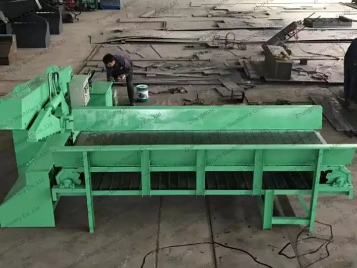 Hydraulic metal shear with the conveyor