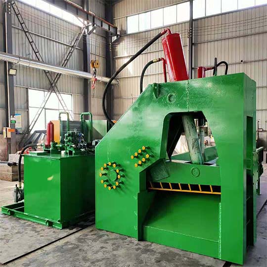 Scrap metal shearing machine