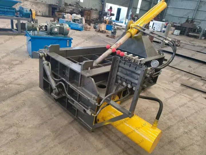 hydraulic metal baler