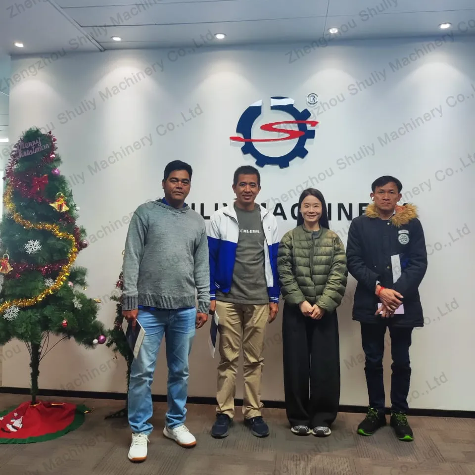 Shuliy Horizontal-Baling-Presse Fabrik Besuch von Kambodscha 3 Kundenfoto der Baliermaschine in Shuliy