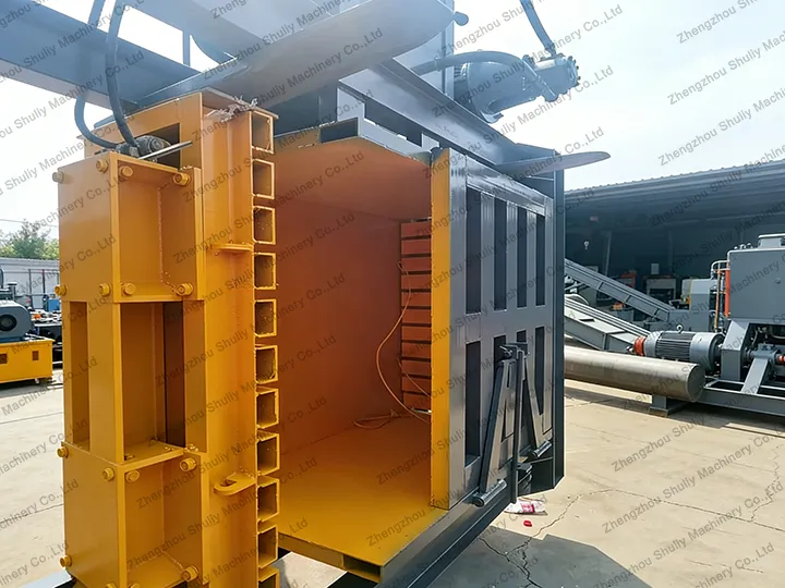 Vertical baler for plastic for delivery