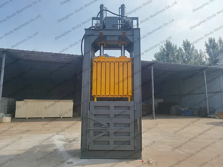 Vertical baler for plastic waste