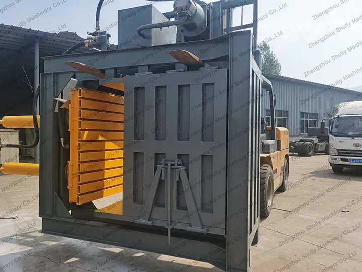 Vertical baling machine in loading process